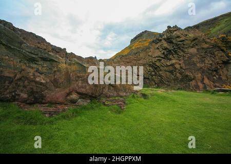 Hutton's Section on Salisbury Crags est un site d'intérêt scientifique spécial situé sur les flancs du volcan Arthur's Seat Banque D'Images