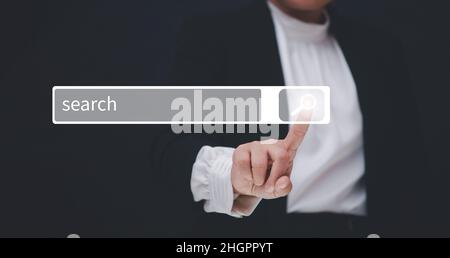 Femme d'affaires en cliquant sur la page de recherche Internet sur un écran tactile d'ordinateur ou une barre de recherche vide, Internet et concept de technologie, analyse de l'Internet à Banque D'Images