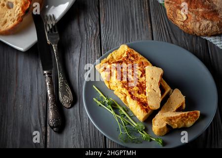 Omelette française fraîche avec pousses de pois fraîches.Plats végétariens Banque D'Images