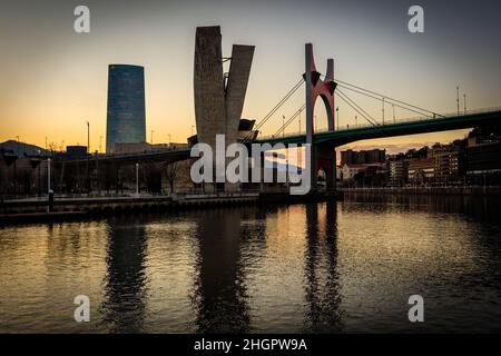 Coucher de soleil panoramique du pont de la Salve sur la Ria de Bilbao, la Tour Iberdrola et le musée Guggenheim d'art contemporain Espagne. Banque D'Images