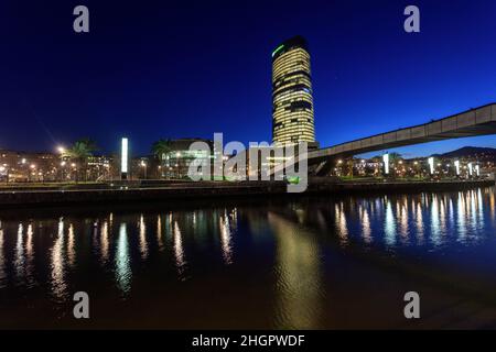 Le gratte-ciel Torre Iberdrola de nuit se reflète dans l'eau.Bilbao.Espagne. Banque D'Images