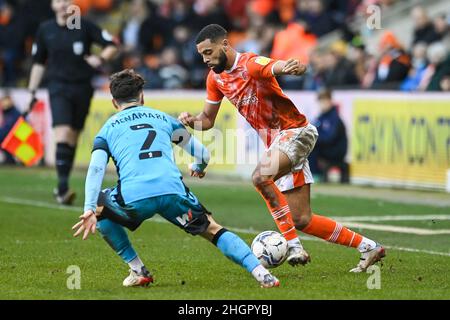 CJ Hamilton #22 de Blackpool prend sur Dan McNamara #2 de Millwall Banque D'Images