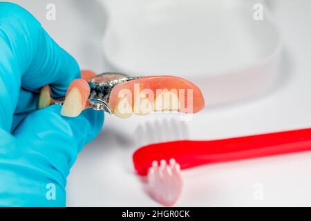 Prothèse partielle et brosse à dents.Nettoyage des prothèses dentaires, santé bucco-dentaire, examen dentaire et nettoyage des dents concept Banque D'Images