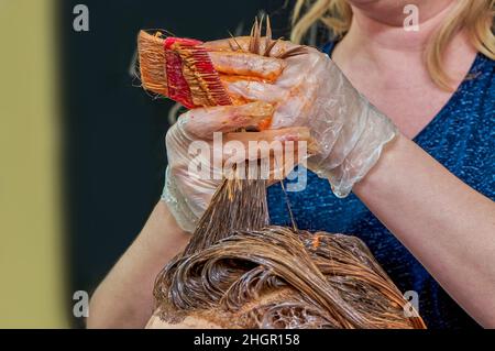 Le processus de peinture des cheveux des femmes dans un salon de coiffure de près Banque D'Images