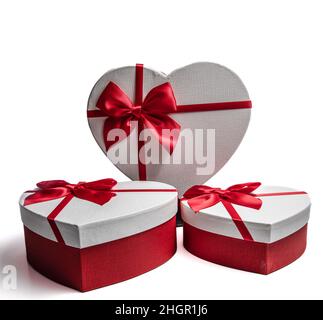 3 boîtes-cadeaux en forme de cœur sur fond blanc et espace de copie Banque D'Images