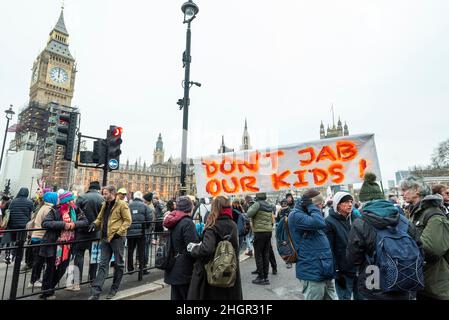 Londres, Royaume-Uni.22 janvier 2022.Des manifestants sur la place du Parlement lors d'une manifestation anti-vax à laquelle assistaient des travailleurs du NHS.Le gouvernement britannique a rendu illégal le déploiement d'un travailleur non vacciné dans un rôle de travailleur de santé en face à face à partir du 1st avril 2022.Dans le NHS, ces nouvelles règles sont communément appelées vaccination comme condition de déploiement (VCOD) et ceux qui ne se conforment pas sont confrontés à la perte de leur emploi.Credit: Stephen Chung / Alamy Live News Banque D'Images