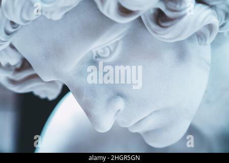 Gros plan de l'ancienne statue en marbre portrait d'un homme.Sculpture antique.Photo de haute qualité Banque D'Images