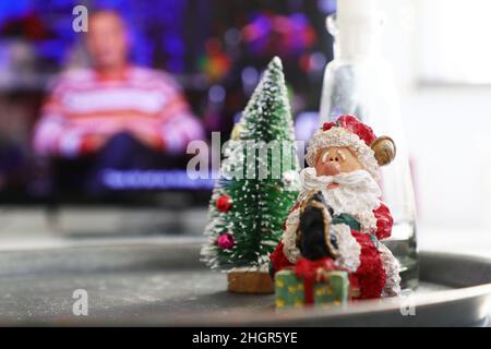 Cette année, Tareq Taylor a reçu la glorieuse tâche traditionnelle d'allumer la bougie la veille de Noël lors de l'émission de télévision de Sveriges. Banque D'Images