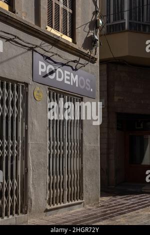 Manacor, Espagne; janvier 20 2022: Siège du parti politique Podemos, dans la ville majorquine de Manacor, le matin ensoleillé, Espagne Banque D'Images