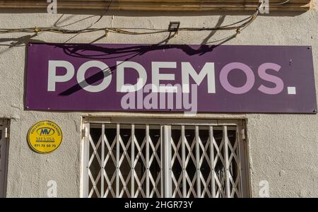 Manacor, Espagne; janvier 20 2022: Siège du parti politique Podemos, dans la ville majorquine de Manacor, le matin ensoleillé, Espagne Banque D'Images