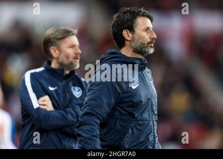 Sunderland, Royaume-Uni.22nd janvier 2022.Danny Cowley, responsable de Portsmouth, lors de la Sky Bet League, un match entre Sunderland et Portsmouth au Stadium of Light le 22nd 2022 janvier à Sunderland, en Angleterre.(Photo de Daniel Chesterton/phcimages.com) Credit: PHC Images/Alamy Live News Banque D'Images