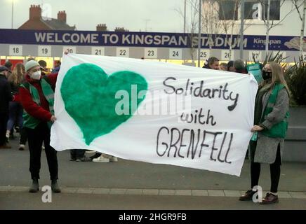 Des personnes manifestent devant le stade Kingspan de Belfast avant le match de samedi avec Clermont Auvergne.Les manifestants ont démontré à l'extérieur de la maison de Rugby d'Ulster pour exiger que le club ait noué des liens avec le sponsor principal Kingspan à la lumière du désastre de la tour Grenfell.Date de la photo: Samedi 22 janvier 2022. Banque D'Images