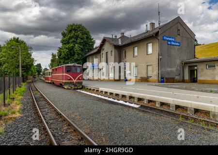 Chemin de fer à voie étroite de Tremesna ve Slezsku à Osoblaha avec locomotive de 60 ans Banque D'Images