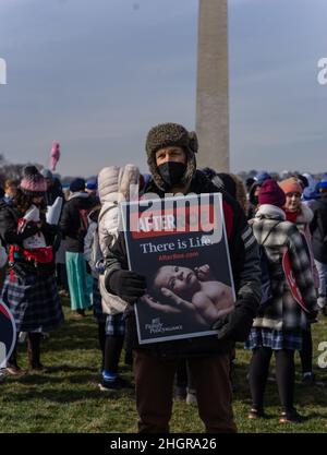 Washington D. C., Washignton, États-Unis.21st janvier 2022.Les militants anti-avortement se sont rassemblés à Washington, DC et ont défilé devant la Cour suprême dans l'espoir de l'renversement de Roe V. Wade.(Image de crédit : © Steve Sanchez/Pacific Press via ZUMA Press Wire) Banque D'Images