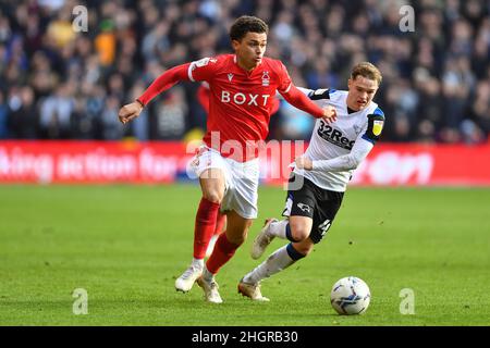 NOTTINGHAM, ROYAUME-UNI.JAN 22nd Brennan Johnson de la forêt de Nottingham fait une course avec Liam Thompson du comté de Derby cherchant à s'attaquer au match du championnat Sky Bet entre la forêt de Nottingham et le comté de Derby au City Ground, Nottingham, le samedi 22nd janvier 2022.(Credit: Jon Hobley | MI News) Credit: MI News & Sport /Alay Live News Banque D'Images