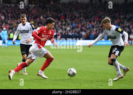 NOTTINGHAM, ROYAUME-UNI.JAN 22nd Brennan Johnson de Nottingham Forest bataille avec Liam Thompson du comté de Derby lors du match de championnat Sky Bet entre la forêt de Nottingham et le comté de Derby au City Ground, Nottingham, le samedi 22nd janvier 2022.(Credit: Jon Hobley | MI News) Credit: MI News & Sport /Alay Live News Banque D'Images