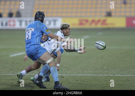 Parme, Italie.22nd janvier 2022.Junior Laloifi (Zebre) essaie de se décharger pendant le Zebre Rugby Club vs Worcester Warriors, Rugby Challenge Cup à Parme, Italie, janvier 22 2022 crédit: Independent photo Agency/Alay Live News Banque D'Images