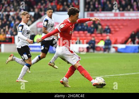 NOTTINGHAM, ROYAUME-UNI.JAN 22nd Brennan Johnson de Nottingham Forest contrôle le ballon lors du match de championnat Sky Bet entre Nottingham Forest et le comté de Derby au City Ground, Nottingham, le samedi 22nd janvier 2022.(Credit: Jon Hobley | MI News) Credit: MI News & Sport /Alay Live News Banque D'Images