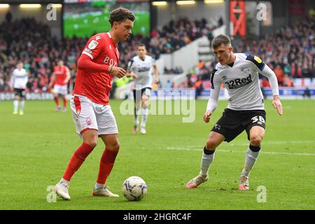 NOTTINGHAM, ROYAUME-UNI.JAN 22nd Brennan Johnson de la forêt de Nottingham et Jason Knight du comté de Derby lors du match de championnat Sky Bet entre la forêt de Nottingham et le comté de Derby au City Ground, Nottingham, le samedi 22nd janvier 2022.(Credit: Jon Hobley | MI News) Credit: MI News & Sport /Alay Live News Banque D'Images