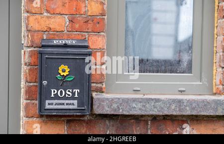 Boîte aux lettres murale, boîte aux lettres avec fleur jaune Banque D'Images