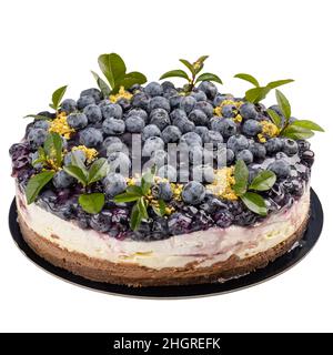 Cheesecake aux myrtilles sur fond blanc Banque D'Images