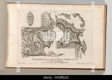 Suggestion pour la décoration de la partie inférieure et supérieure droite d'un cadre, planche 1 de: 'Unterschidliche Auszierungen zu Thüren und Fenster, etc. Sehr nutzlich zu gebrauchen' imprimé ca.1750–56 Jeremias Wachsmuth imprimé décoratif avec des suggestions pour la décoration de la partie inférieure droite d'un cadre de verre de jetée ou d'autel,Et le coin supérieur droit d'un autel ou d'une porte, lié dans un album contenant 27 séries avec un total de 122 gravures d'ornement du fonds de l'éminent éditeur d'Augsbourg Martin Engelbrecht.Suggestion pour la décoration de la partie inférieure et supérieure droite d'un cadre, planche 1 de: 'UNT Banque D'Images