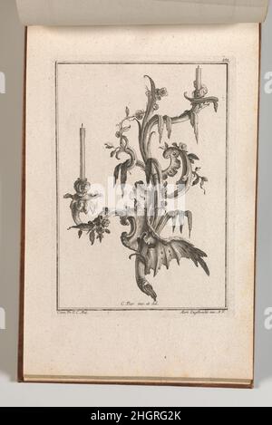 Design pour un Candelabra biarmé avec ornements et fleurs Rocaille, planche 3 d'une série sans titre de dessins pour Candelabra suspendu ca.1750–56 Carl Pier ornement imprimé avec un motif pour un candélabre à deux armes décoré avec des ornements de rocaille élaborés et des brindilles fleuries entrelacées.Cet imprimé est lié dans un album contenant 27 séries avec un total de 122 gravures d'ornement du fonds de l'éminent éditeur d'Augsbourg Martin Engelbrecht.Design pour un Candelabra biarmé avec ornements et fleurs de Rocaille, planche 3 d'une série sans titre de dessins pour Candelabra suspendu.C Banque D'Images