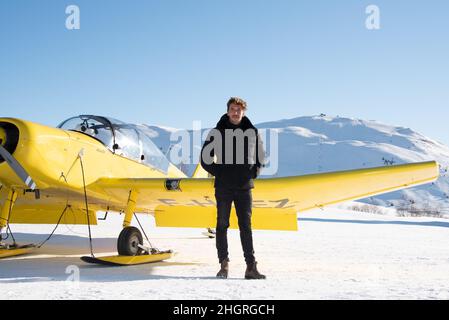 Ruben Alves se présente à bord d'un petit avion à l'altiport lors du Festival du film de comédie de 25th à l'Alpe d'Huez, France, le 22 janvier 2022.Photo de Mireille Ampilhac/ABACAPRESS.COM Banque D'Images