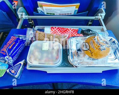 Moscou, Russie - 08.10.2021 : repas du passager dans l'avion Aeroflot pendant le vol.Déjeuner chaud sur la table de siège bleue.Photo de haute qualité Banque D'Images