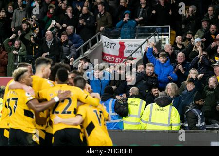 LONDRES, ROYAUME-UNI.JANVIER 22nd les fans de Wolverhampton Wanderers fêtent après leur deuxième but d'équipe lors du match de Premier League entre Brentford et Wolverhampton Wanderers au stade communautaire de Brentford, Brentford, le samedi 22nd janvier 2022.(Crédit : Juan Gasparini | ACTUALITÉS MI) crédit : ACTUALITÉS MI et sport /Actualités Alay Live Banque D'Images