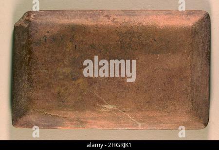 Plaque de pierre, palette, ou pierre à affûter 4th siècle avant J.-C.?Cypriote les bords du fond sont biseautés.Sur le dessus se trouvent deux creux longs, polies dépressions comme si pour tenir un couple d'objets cylindriques.Probablement utilisé le peintre bya pour mélanger ses couleurs.Inscription anciennement en plusieurs lignes, courant la longueur du fond plat, mais à présent tout ce qui reste est la fin d'une ligne.Plaque de pierre, palette ou pierre à affûter.Chypriote.4th siècle avant J.-C.?.Pierre.Classique ?.Inscriptions Cesnola Banque D'Images