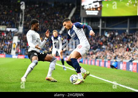 West Bromwich, Royaume-Uni.22nd janvier 2022.Bali Mumba, de Peterborough, a Uni ses défis Karlan Grant, de West Bromwich Albion, lors du match de championnat de l'EFL Sky Bet entre West Bromwich Albion et Peterborough, s'est Uni aux Hawthorns, West Bromwich, en Angleterre, le 22 janvier 2022.Photo de Scott Boulton.Utilisation éditoriale uniquement, licence requise pour une utilisation commerciale.Aucune utilisation dans les Paris, les jeux ou les publications d'un seul club/ligue/joueur.Crédit : UK Sports pics Ltd/Alay Live News Banque D'Images