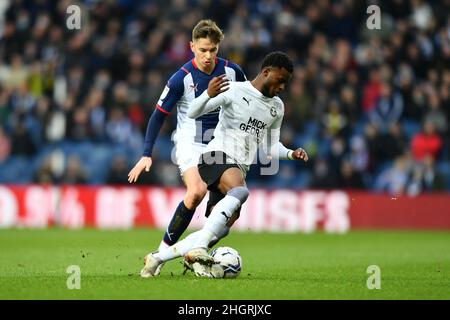 West Bromwich, Royaume-Uni.22nd janvier 2022.Conor Townsend de West Bromwich Albion challenges Bali Mumba de Peterborough Unis lors du championnat EFL Sky Bet entre West Bromwich Albion et Peterborough Unis aux Hawthorns, West Bromwich, Angleterre, le 22 janvier 2022.Photo de Scott Boulton.Utilisation éditoriale uniquement, licence requise pour une utilisation commerciale.Aucune utilisation dans les Paris, les jeux ou les publications d'un seul club/ligue/joueur.Crédit : UK Sports pics Ltd/Alay Live News Banque D'Images