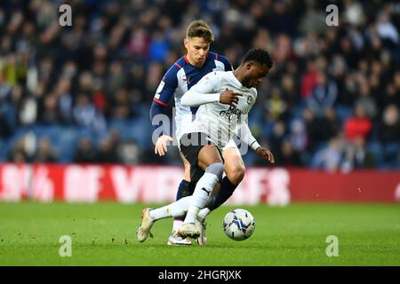 West Bromwich, Royaume-Uni.22nd janvier 2022.Conor Townsend de West Bromwich Albion challenges Bali Mumba de Peterborough Unis lors du championnat EFL Sky Bet entre West Bromwich Albion et Peterborough Unis aux Hawthorns, West Bromwich, Angleterre, le 22 janvier 2022.Photo de Scott Boulton.Utilisation éditoriale uniquement, licence requise pour une utilisation commerciale.Aucune utilisation dans les Paris, les jeux ou les publications d'un seul club/ligue/joueur.Crédit : UK Sports pics Ltd/Alay Live News Banque D'Images