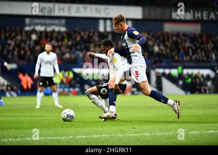 West Bromwich, Royaume-Uni.22nd janvier 2022.Conor Townsend de West Bromwich Albion challenges Bali Mumba de Peterborough Unis lors du championnat EFL Sky Bet entre West Bromwich Albion et Peterborough Unis aux Hawthorns, West Bromwich, Angleterre, le 22 janvier 2022.Photo de Scott Boulton.Utilisation éditoriale uniquement, licence requise pour une utilisation commerciale.Aucune utilisation dans les Paris, les jeux ou les publications d'un seul club/ligue/joueur.Crédit : UK Sports pics Ltd/Alay Live News Banque D'Images