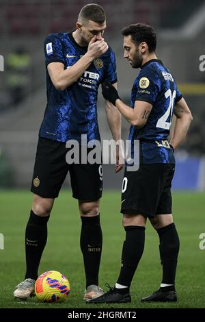 Edin Dzeko du FC Internazionalenet Hakan Calhanoglu du FC Internazionale pendant le match de football de championnat italien Serie FC Internazionale vs Venezia FC au stade San Siro de Milan, Italie Banque D'Images