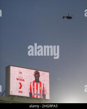 22 janvier - Brentford v Wolverhampton Wanderers - Premier League - Brentford Community Stadium Un hélicoptère de police survole le stade après que tous les joueurs ont reçu l'ordre de quitter le terrain et de retourner dans les vestiaires pendant la première moitié à cause d'un drone volant au-dessus du stade pendantLe match de la Premier League au Brentford Community Stadium, Londres.Crédit photo : © Mark pain / Alamy Live News Banque D'Images