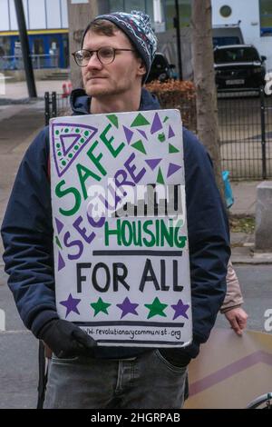 Londres, Royaume-Uni.22nd décembre 2022.Le Groupe communiste révolutionnaire et d'autres activistes du logement protestent dans les rues animées de Peckham en appelant à des logements sûrs, décents et sûrs à des loyers raisonnables pour tous.Le Conseil du travail de Southwark a démoli des milliers de maisons du conseil, en vendant des terres et des maisons pour le développement presque entièrement à louer ou à vendre, avec peu à des loyers sociaux malgré plus de 16 000 familles sur la liste d'attente du conseil et 3 300 dans des logements temporaires.Peter Marshall/Alay Live News Banque D'Images