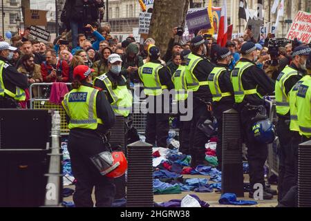 Londres, Royaume-Uni 22nd janvier 2022.Les manifestants jettent les uniformes des travailleurs du NHS aux policiers devant Downing Street.Des milliers de personnes ont défilé dans le centre de Londres pour protester contre les vaccins obligatoires pour le personnel du NHS, les masques faciaux, les vaccins contre les covids, les passeports de vaccination et divers autres griefs alimentés par les théories conspirationnistes.Credit: Vuk Valcic / Alamy Live News Banque D'Images