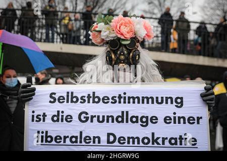 Dussedorf, NRW, Allemagne.22nd janvier 2022.Une jeune femme avec la plaque.Plusieurs milliers de manifestants marchont le long de la route.Une manifestation contre la vaccination obligatoire, et des sujets apparentés, marche aujourd'hui dans le centre-ville de Düsseldorf, la capitale de la Rhénanie-du-Nord-Westphalie.La marche est accueillie par des groupes de pro-vaccination, des groupes de mesures pro-covid de groupes activistes et politiques ainsi que des manifestants pro-immigration et anti-tifa.Credit: Imagetraceur/Alamy Live News Banque D'Images