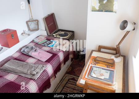 Chambre,intérieur,intérieur,de,a,1969,Miners,cottages,au,National Slate Museum,a,populaire,gratuit,visiteur,attraction,Llanberis,village de Llanberis,est,une communauté et circonscription dans, Gwynedd, nord-ouest du pays de Galles, sur la rive sud du lac Llyn Padarn et au pied de Snowdon, la plus haute montagne,Gallois,Royaume-Uni,Royaume-Uni,Snowdonia,pays de Galles,pays de Galles,pays de Galles,pays de Galles,pays de Galles,pays de Galles,pays de Galles,pays de Galles,pays de Galles,pays de Galles,pays de Galles,pays de Galles,pays de Galles,pays de Galles,pays de Banque D'Images