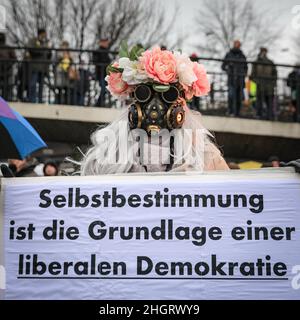 Dussedorf, NRW, Allemagne.22nd janvier 2022.Une jeune femme avec la plaque.Plusieurs milliers de manifestants marchont le long de la route.Une manifestation contre la vaccination obligatoire, et des sujets apparentés, marche aujourd'hui dans le centre-ville de Düsseldorf, la capitale de la Rhénanie-du-Nord-Westphalie.La marche est accueillie par des groupes de pro-vaccination, des groupes de mesures pro-covid de groupes activistes et politiques ainsi que des manifestants pro-immigration et anti-tifa.Credit: Imagetraceur/Alamy Live News Banque D'Images