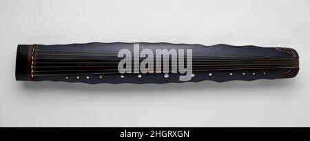 'Trésor de Xiangpu' Guqin (?? )Chinois du milieu du 19th siècle la quqin (ancienne cithare), ancienne et vénérée cithare de la Chine à 7 cordes, au cours de sa longue histoire a pris plusieurs formes.Pour beaucoup, le profil à double taille du qin classique de « style confucianiste » est le plus familier des douze ou des douze qui apparaissent.Cet exemple connu sous le nom de 'style feuille de banane' ( ??)Ou Jiaoye modèle, est une variation populaire prenant son nom de ses côtés ondulant.D'autres éléments de construction comme les 13 boutons nacre (hui) qui indiquent la position des doigts restent les mêmes.Deux inscriptions, une référence t Banque D'Images