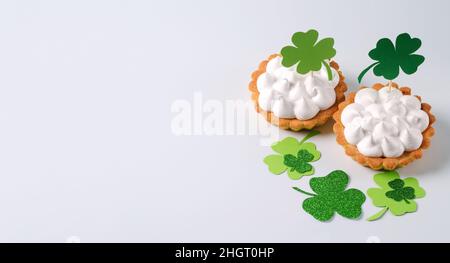 Concept de Saint-Patrick.Dessert de tarta avec crème sur fond blanc Banque D'Images