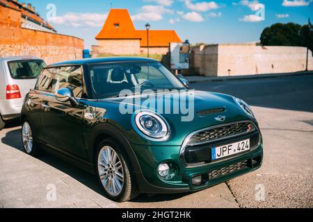 Vilnius, Lituanie.Couleur verte Mini Cooper parking près du Bastion du mur défensif de Vilnius Banque D'Images