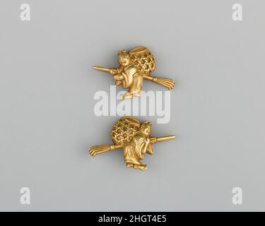 Paire d'ornements Sword-Grip (Menuki) le Menuki japonais du 18th siècle est une paire de garnitures d'épée ornementales attachées de part et d'autre d'un hile d'épée.Paire d'ornements Sword-Grip (Menuki).Japonais.18th siècle.Or.Mobilier d'épée-Menuki Banque D'Images