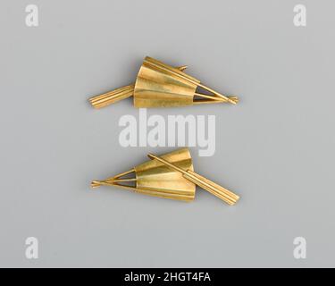 Paire d'ornements Sword-Grip (Menuki) le Menuki japonais du 18th siècle est une paire de garnitures d'épée ornementales attachées de part et d'autre d'un hile d'épée.Paire d'ornements Sword-Grip (Menuki).Japonais.18th siècle.Or.Mobilier d'épée-Menuki Banque D'Images