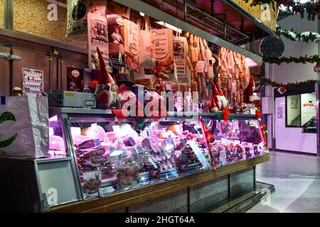 Intérieur du marché couvert 'Antica Tettoia dell'Orologio' de Porta Palazzo, dans le centre-ville de Turin, Piémont, Italie Banque D'Images