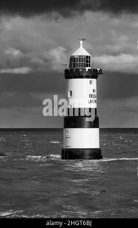 Trwyn du phare au point Penmon et île de Puffin Anglesey au nord du pays de galles Banque D'Images