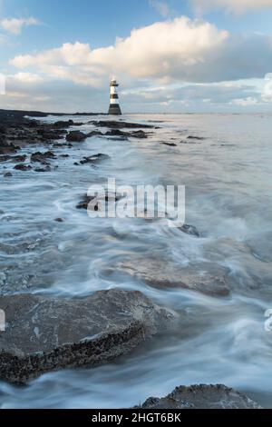 Trwyn du phare au point Penmon et île de Puffin Anglesey au nord du pays de galles Banque D'Images